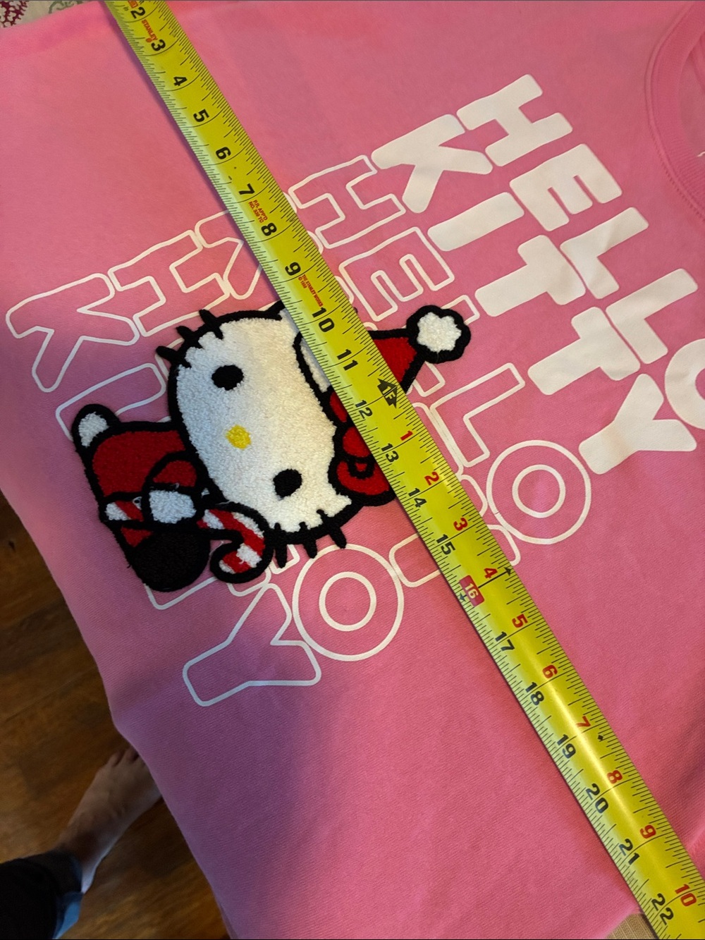 Hello Kitty Size Medium Hot Pink Crewneck Sweatshirt with Holiday Graphic - Picture 8 of 9